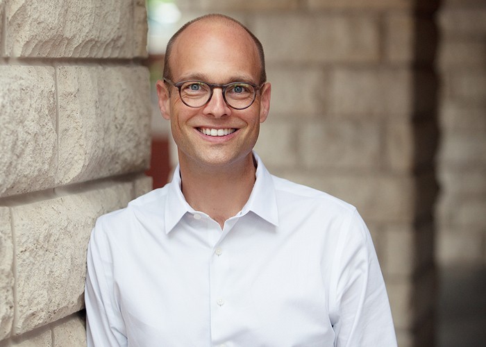 Dr. Alex Holsinger head shot